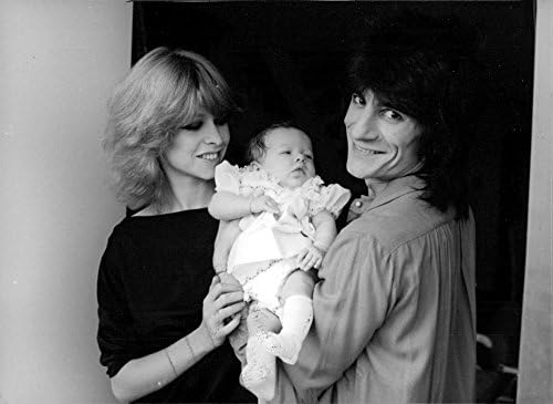 Реколта снимка на Рони и Джо Ууд с малышкой Лией.
